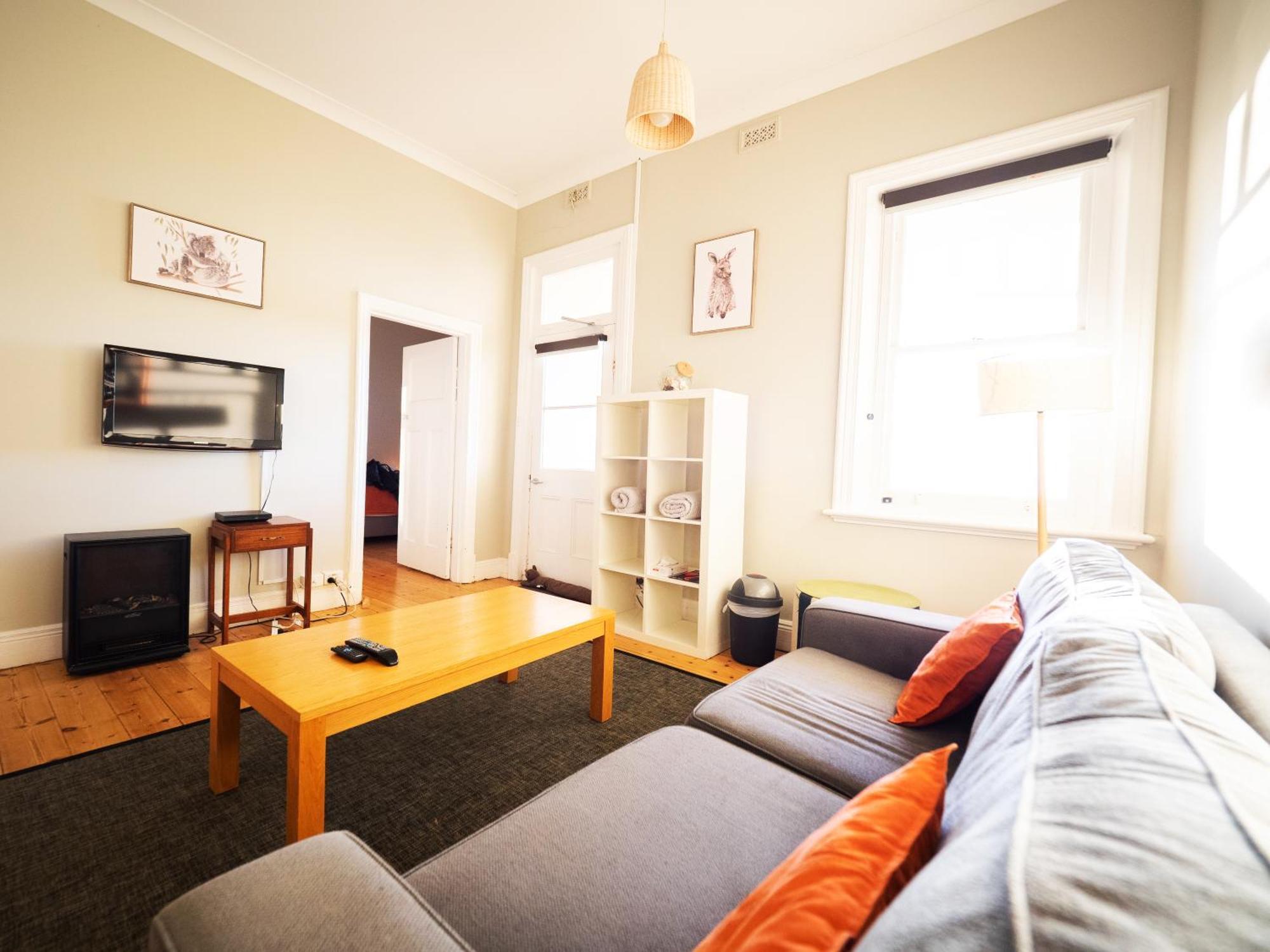 Yha House Hostel *